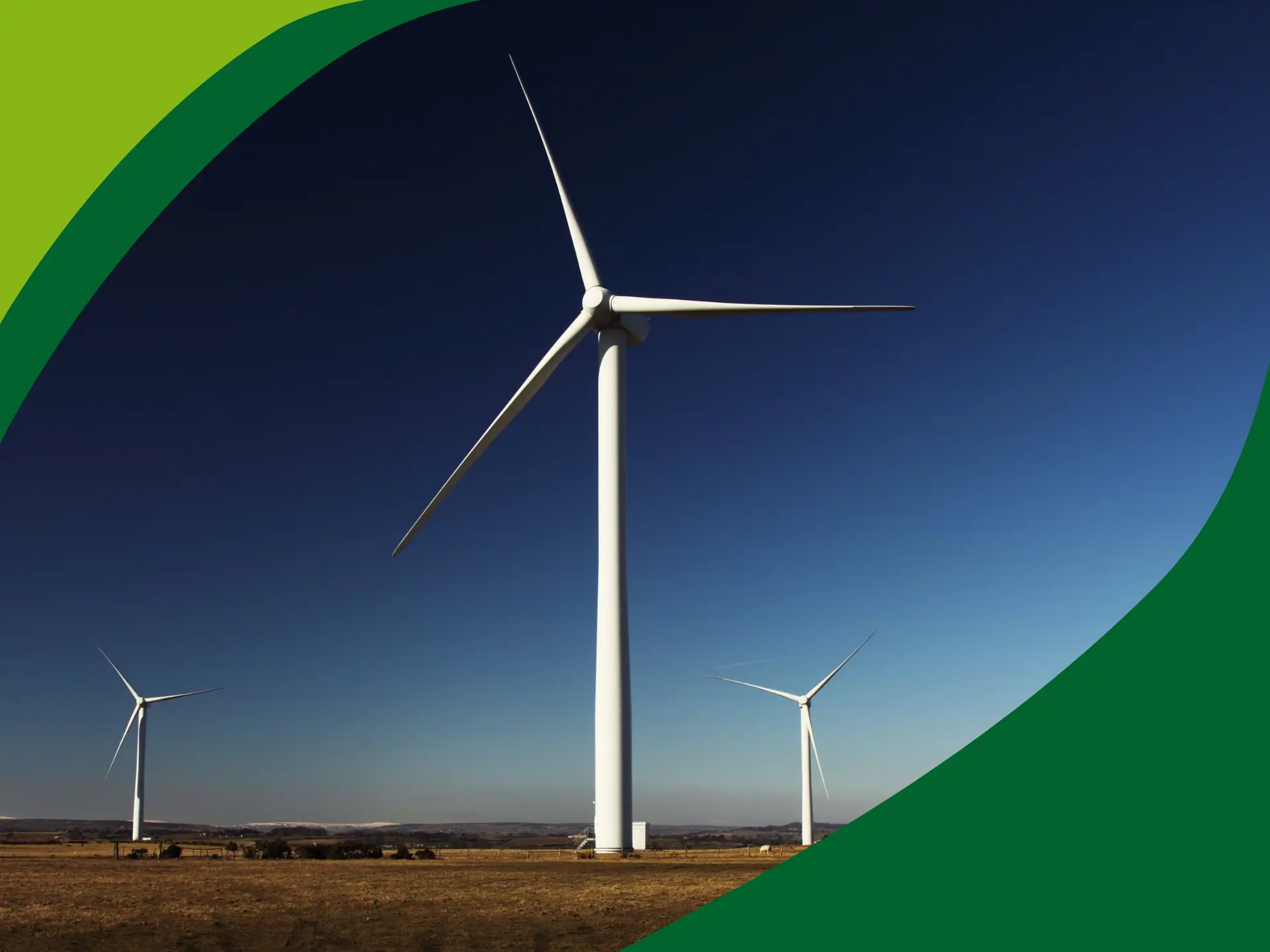 Tre vindmøller i skumring