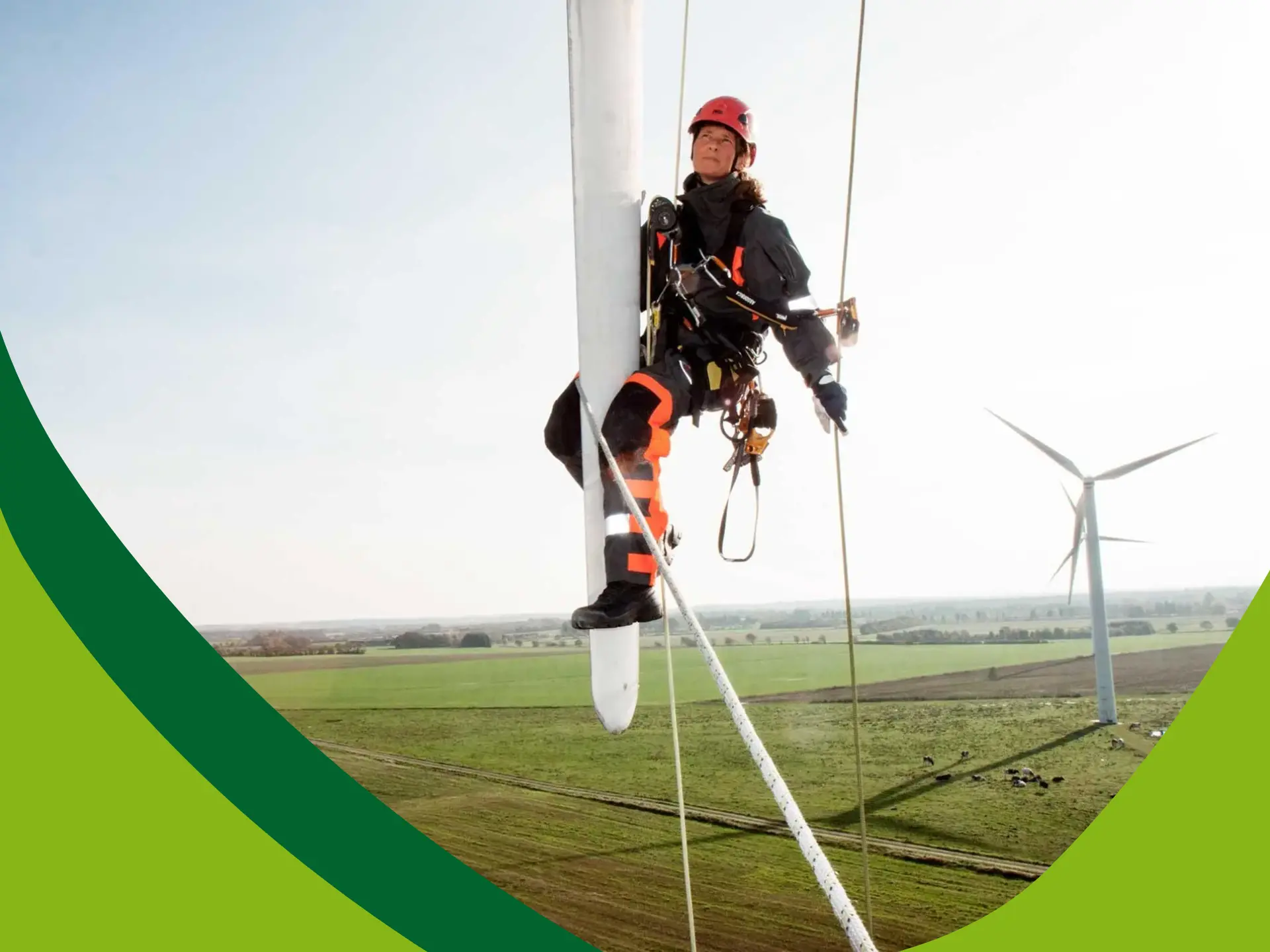 Kvinde hænger i vindmøllevinge