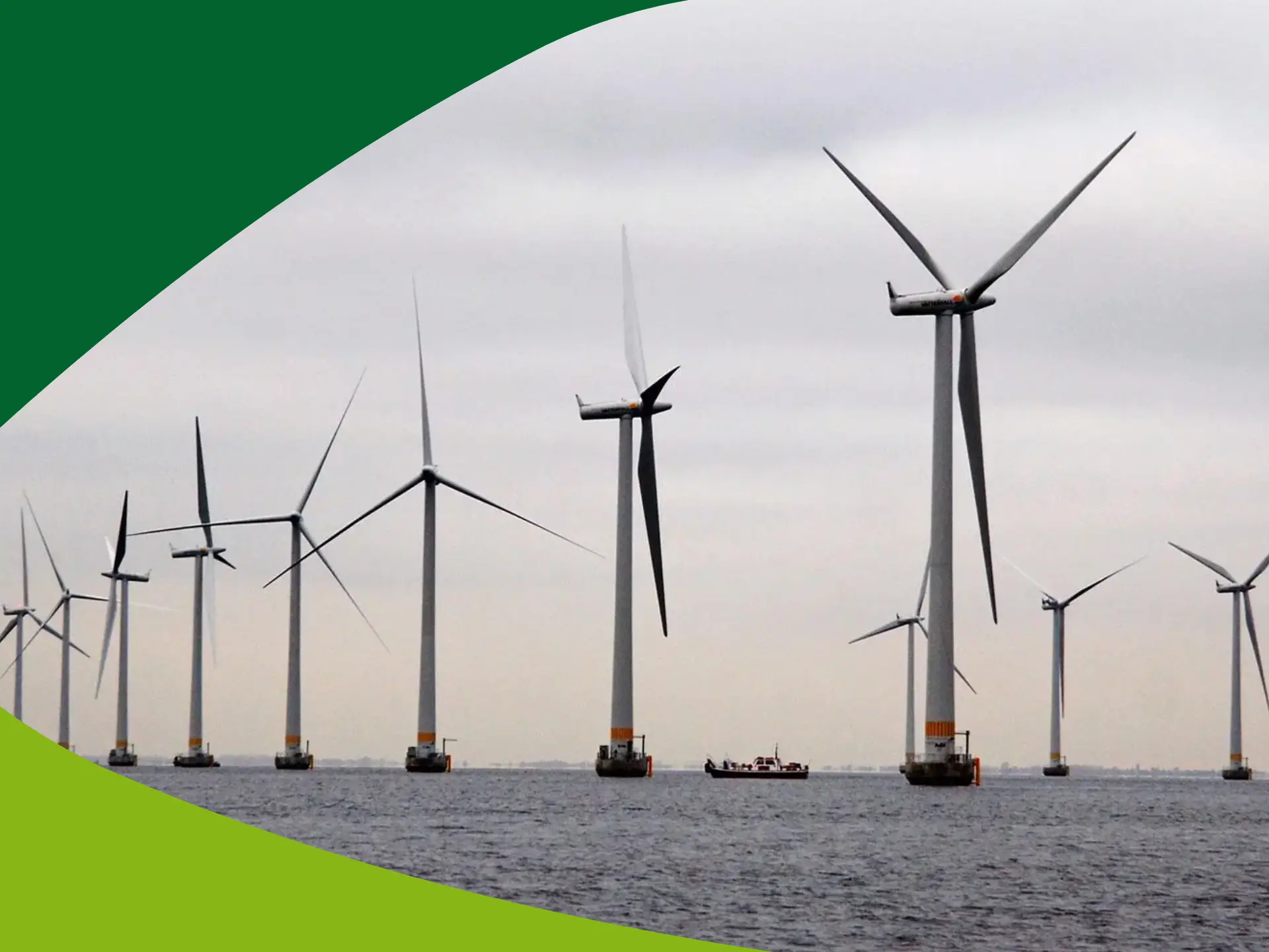 Mange havvindmøller og lille båd
