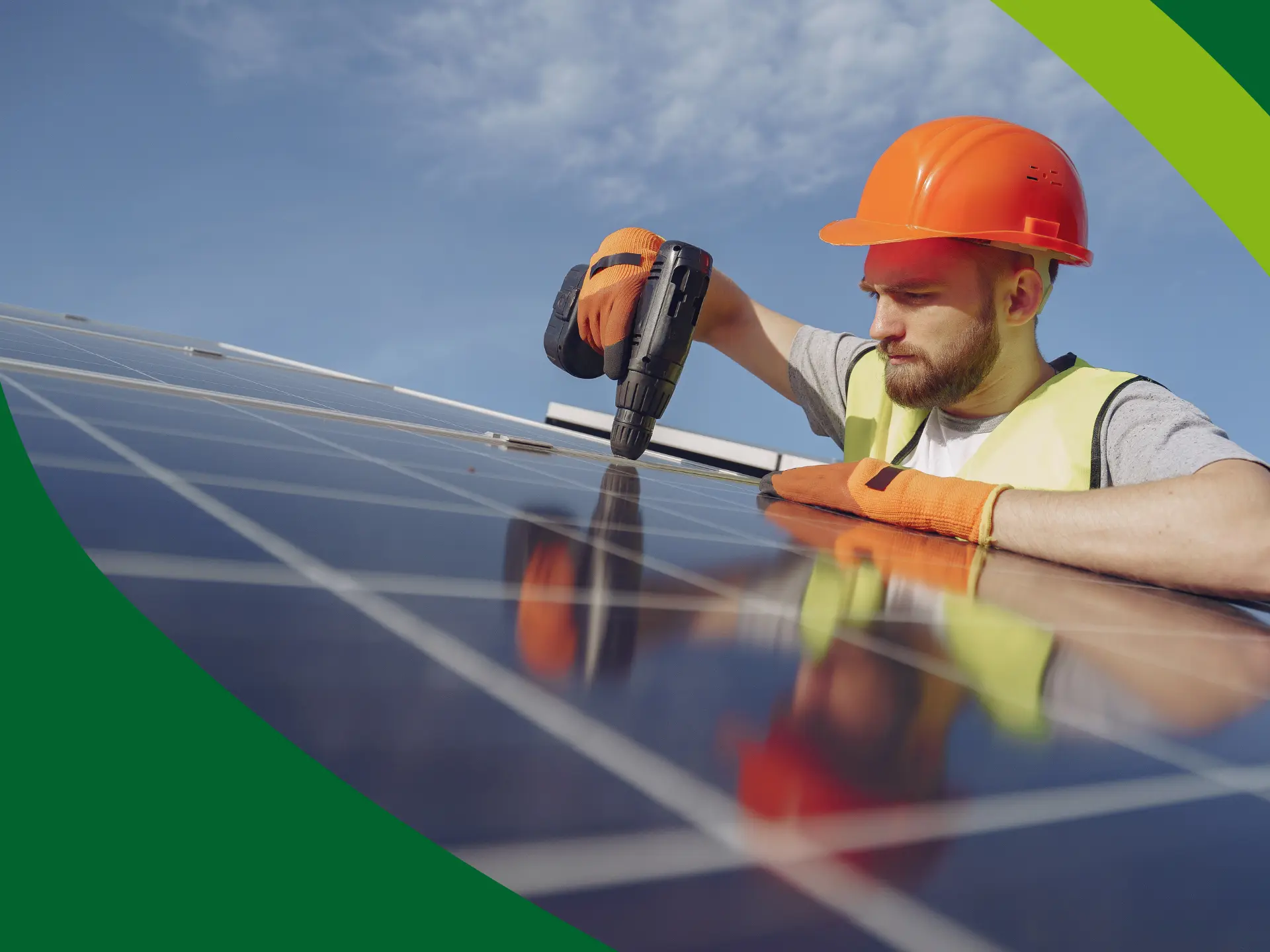 Mand vedligeholder solceller